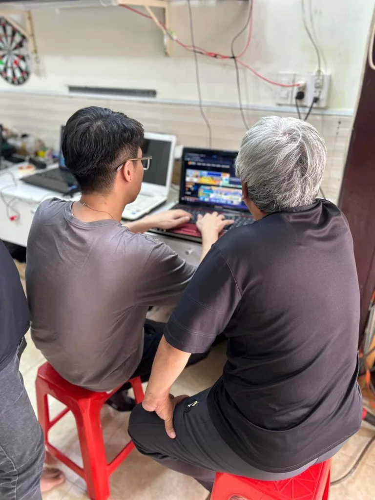 Kỹ Thuật Viên Chuyên Nghiệp Tại Cửa Hàng Đang Kiểm Tra Các Thông Số Cấu Hình Và Nhiệt Độ Laptop.