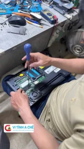 Thanh Lý Tài Sản Công Ty 12 Kỹ Thuật Viên Đang Khắc Phục Các Lỗi Phổ Biến Như Máy Chạy Chậm Hoặc Lỗi Hệ Điều Hành.