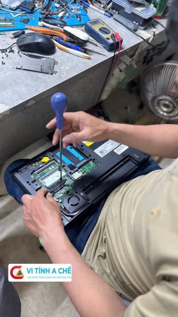 Sửa Laptop Không Lên Tân Bình Là Gì Và Nên Chọn Địa Chỉ Nào Uy Tín? 4 Kỹ Thuật Viên Đang Khắc Phục Các Lỗi Phổ Biến Như Máy Chạy Chậm Hoặc Lỗi Hệ Điều Hành.