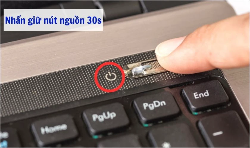 Giữ Nút Nguồn Laptop