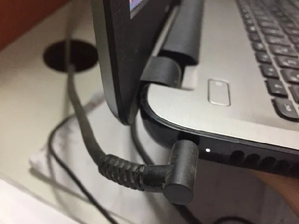 Có Nên Vừa Sạc Vừa Dùng Laptop Không? Phân Tích Kỹ Thuật Chi Tiết