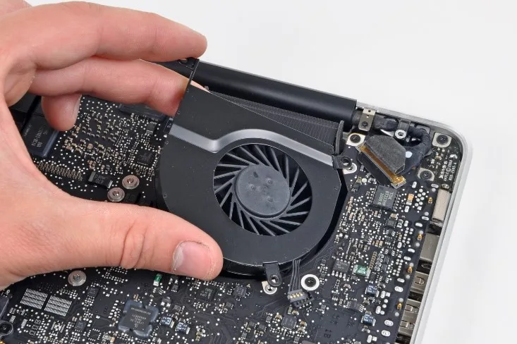 Đặt Laptop Trên Giường Gây Hư Mainboard Không? Nguyên Nhân Do Tích Nhiệt 2 Đặt Laptop Trên Giường Gây Hư Mainboard Không? Nguyên Nhân Do Tích Nhiệt