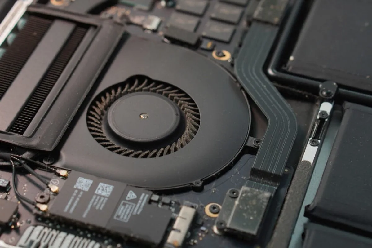 Đặt Laptop Trên Giường Gây Hư Mainboard Không? Nguyên Nhân Do Tích Nhiệt 4 Quạt Laptop