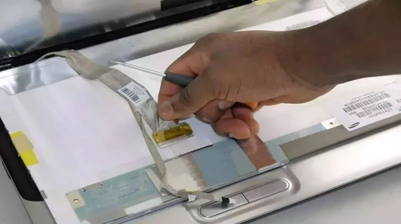 Laptop Bị Màn Hình Đen? Lỗi Cáp Màn Hình Và Bản Lề: Dấu Hiệu Nhận Biết 188 Laptop Bị Màn Hình Đen? Lỗi Cáp Màn Hình Và Bản Lề: Dấu Hiệu Nhận Biết