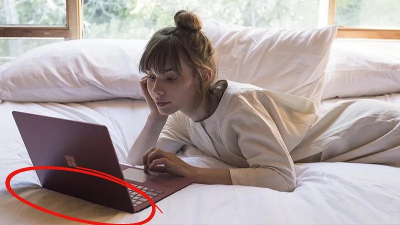 Đặt Laptop Lên Gối Nệm