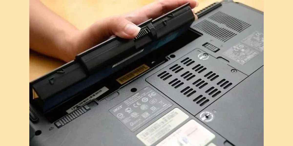 Rút Pin Rời Ra Khỏi Laptop