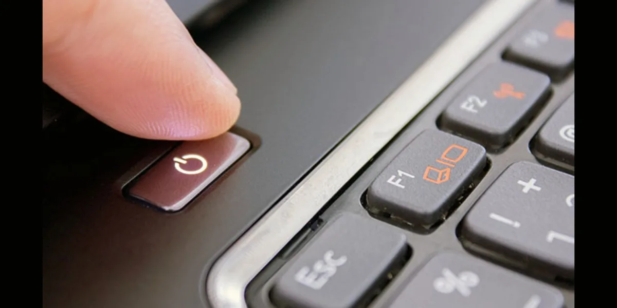 Bấm Giữ Nút Nguồn Laptop