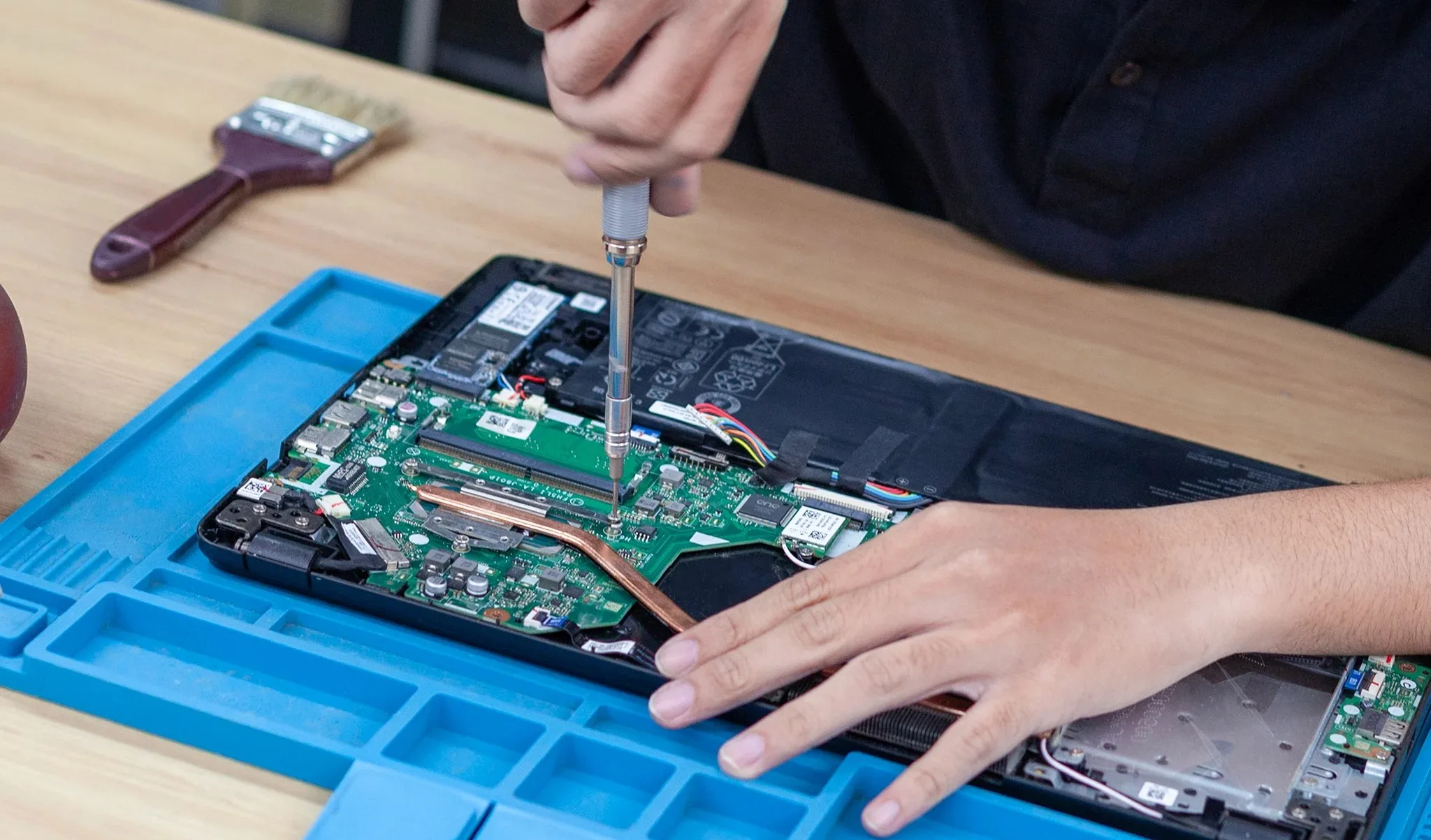 Kĩ Thuật Đang Sửa Chữa Laptop Không Lên Nguồn