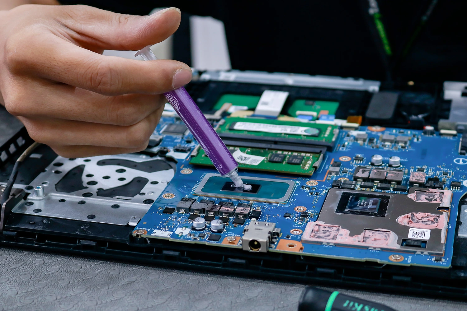 Kxi Thuật Đang Vệ Sinh Laptop