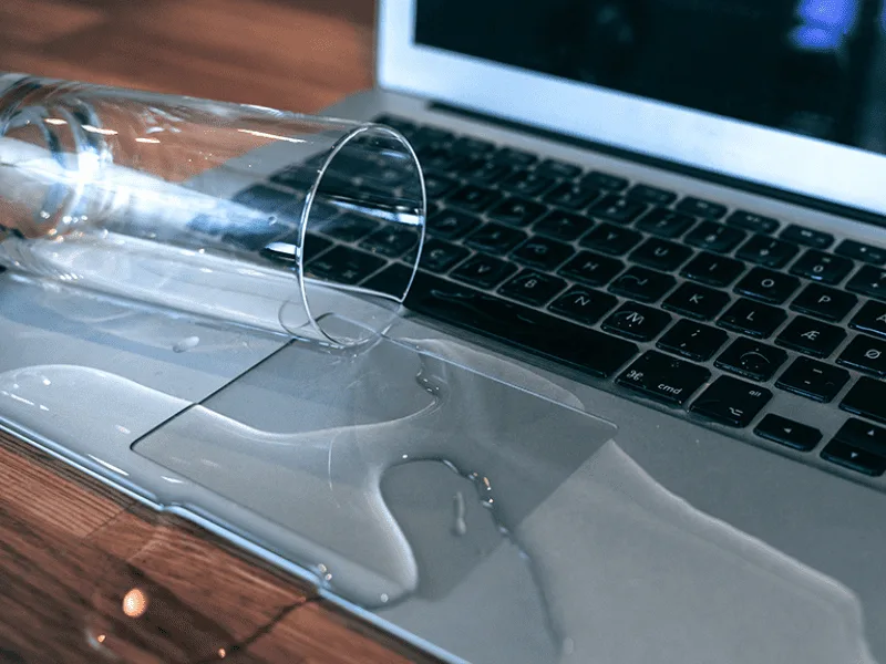 Laptop Vô Nước Vẫn Chạy Nhưng Hỏng Sau Đó: Nguyên Nhân Oxy Hóa Ngầm 1 Laptop Vô Nước Vẫn Chạy Nhưng Hỏng Sau Đó: Nguyên Nhân Oxy Hóa Ngầm