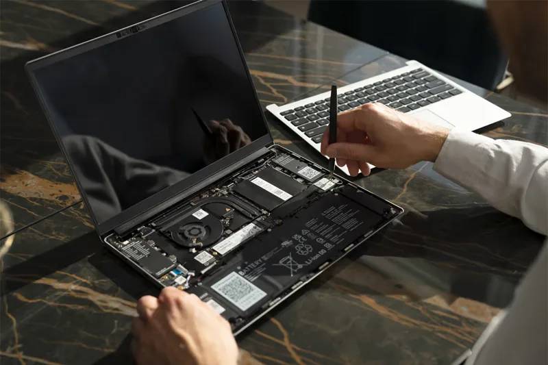 Laptop Vô Nước Vẫn Chạy Nhưng Hỏng Sau Đó: Nguyên Nhân Oxy Hóa Ngầm 3 Kỹ Thuật Đang Mở Máy Vì Laptop Bị Vô Nước