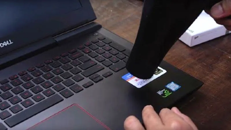 Laptop Vô Nước Vẫn Chạy Nhưng Hỏng Sau Đó: Nguyên Nhân Oxy Hóa Ngầm 5 Sấy Khô Laptop Khi Bị Vào Nước