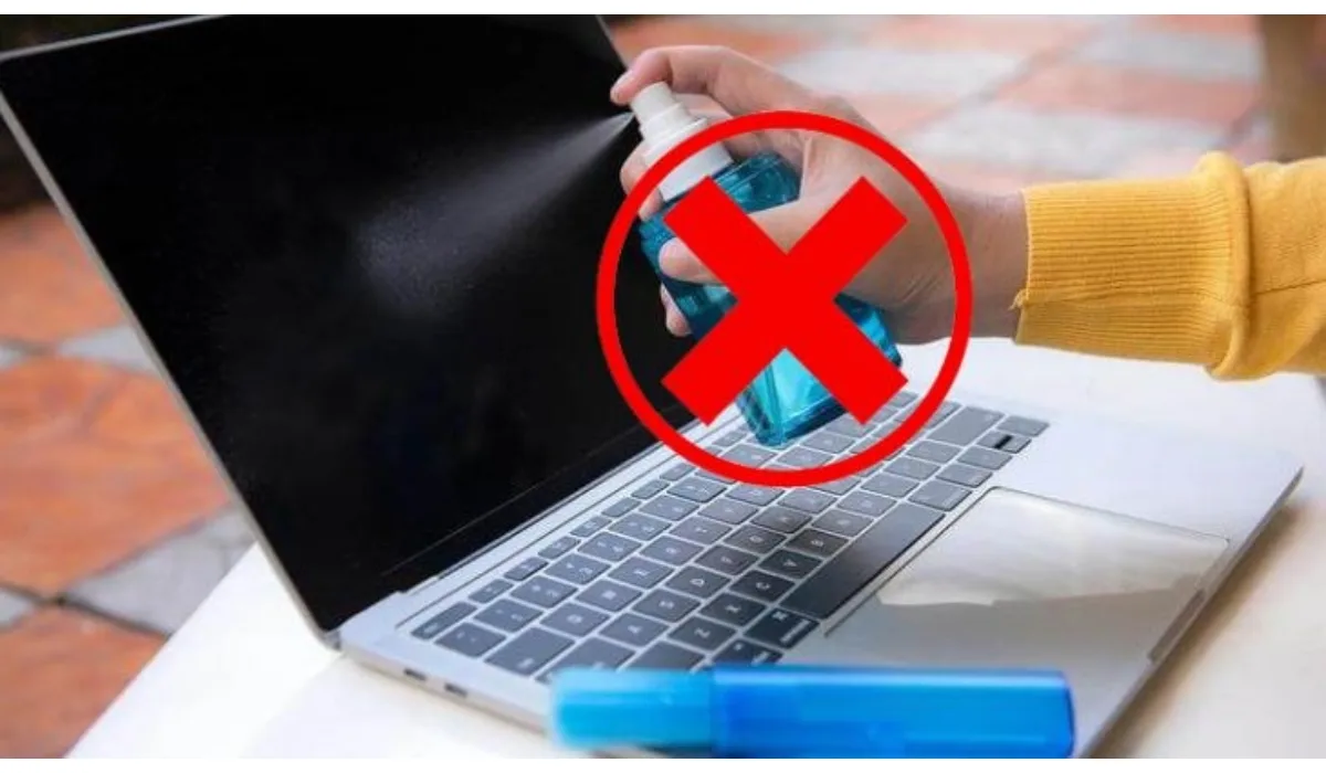 Xịt Nước Trực Tiếp Lên Bàn Phím