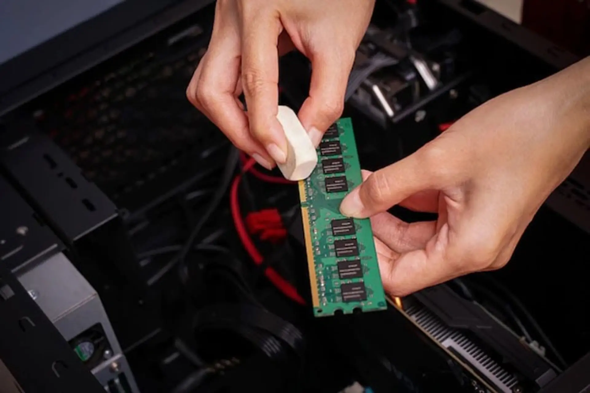 Nếu Laptop Không Nhận Ram Thì Hãy Tháo Ra Vệ Sinh