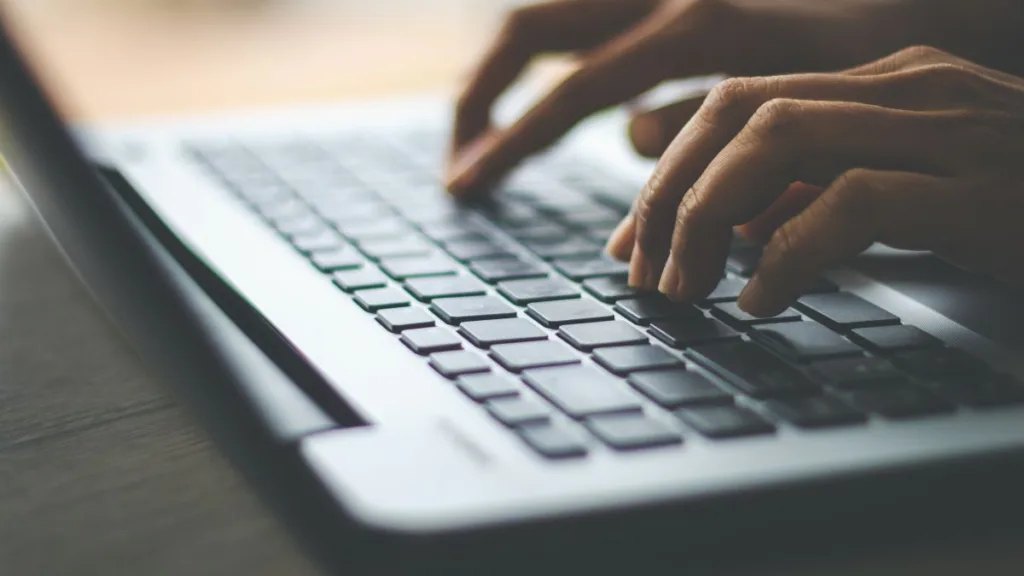 Phím Laptop Bị Kẹt Khó Bấm: Nguyên Nhân Và Cách Khắc Phục 88 Phím Laptop Bị Kẹt Khó Bấm: Nguyên Nhân Và Cách Khắc Phục