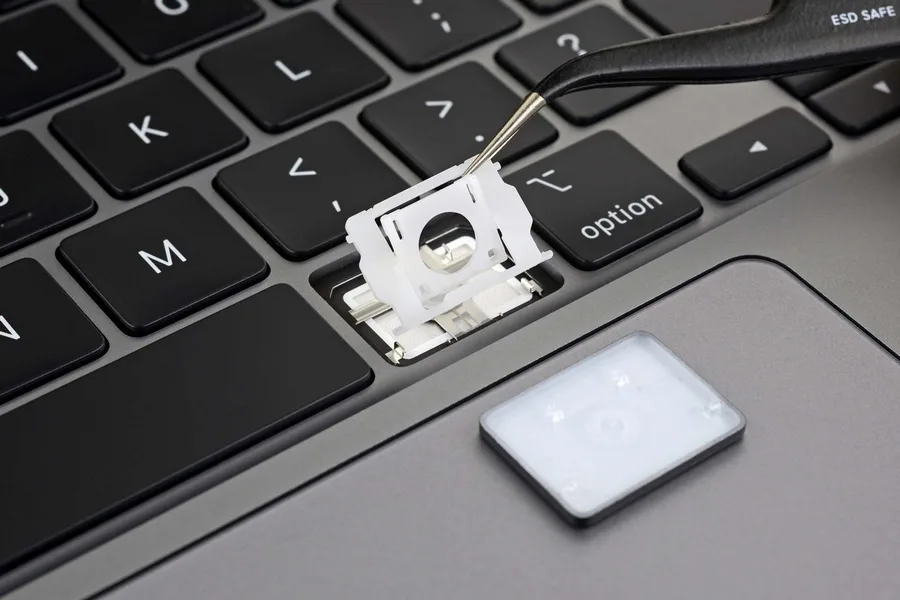 Sửa Macbook Lỗi Bàn Phím – Kiểm Tra Đúng Lỗi, Báo Giá Rõ Ràng 2 Sửa Macbook Lỗi Bàn Phím – Kiểm Tra Đúng Lỗi, Báo Giá Rõ Ràng